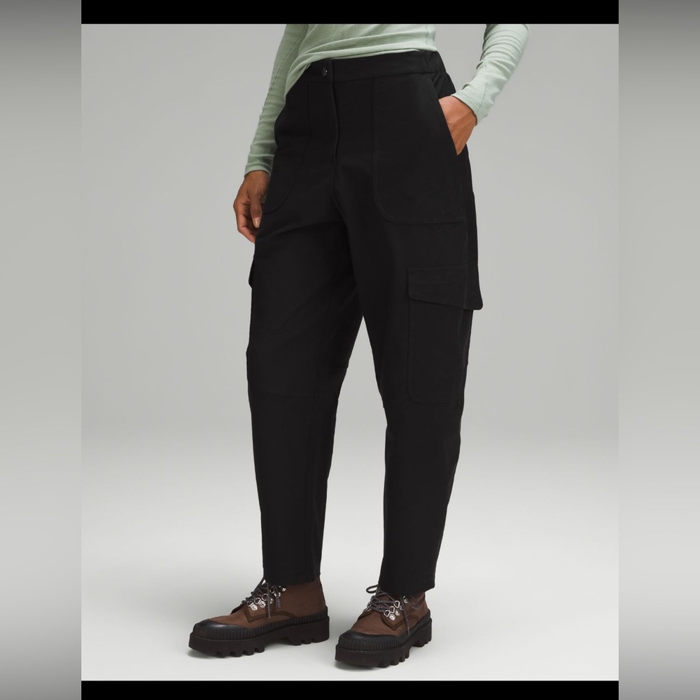 Light high-rise cargo pants